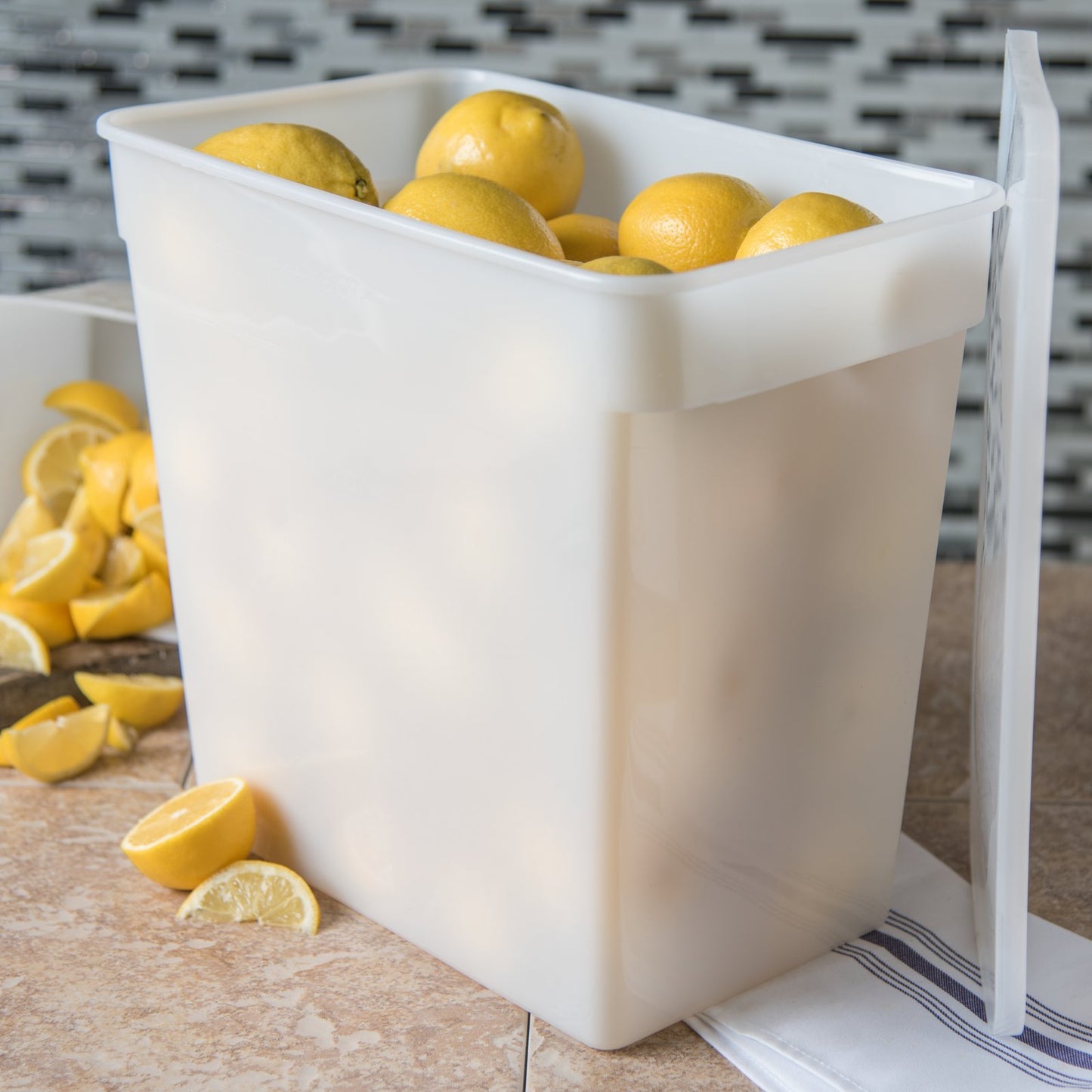 Carlisle 162902 18 Qt White Polyethylene StorPlus Space Saver Food Storage Container