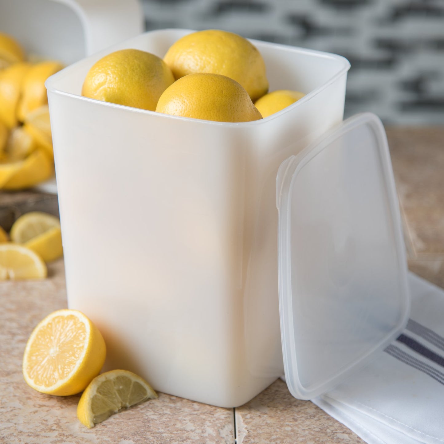 Carlisle 154402 4 Qt White Polyethylene StorPlus Space Saver Food Storage Container