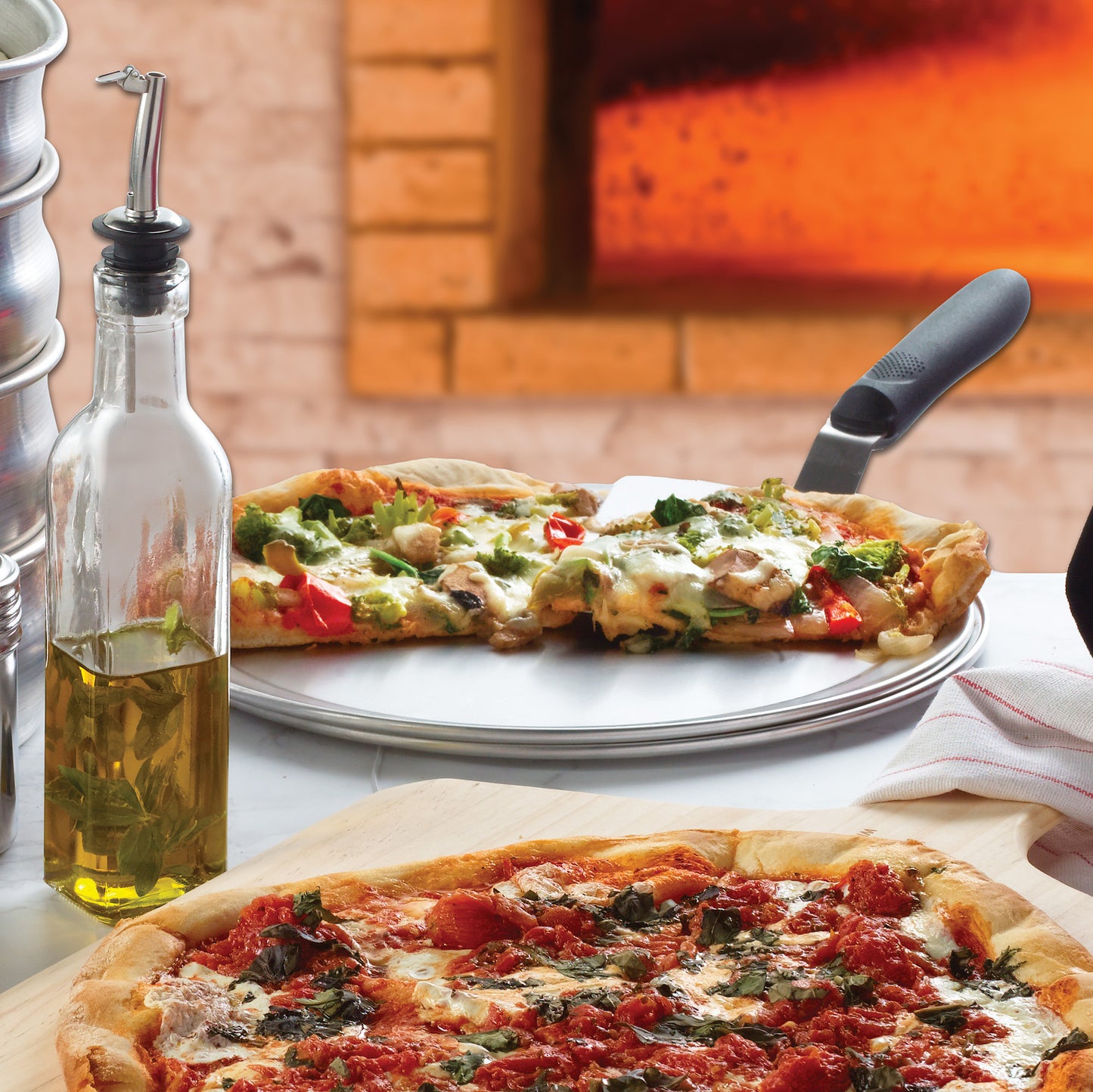 Winco APZT-7 7" Aluminum Wide Rim Pizza Tray